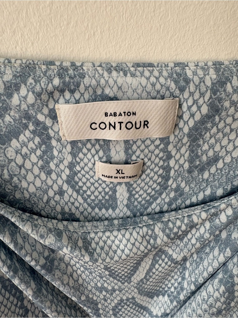 Aritzia Babaton Contour Long-Sleeve Square-Neck Snakeskin Bodysuit Size XL Fall - Picture 6 of 10